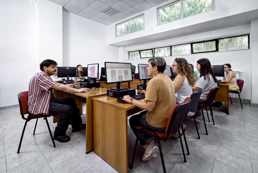Corsisti al lavoro nel laboratorio informatico della sede Archè