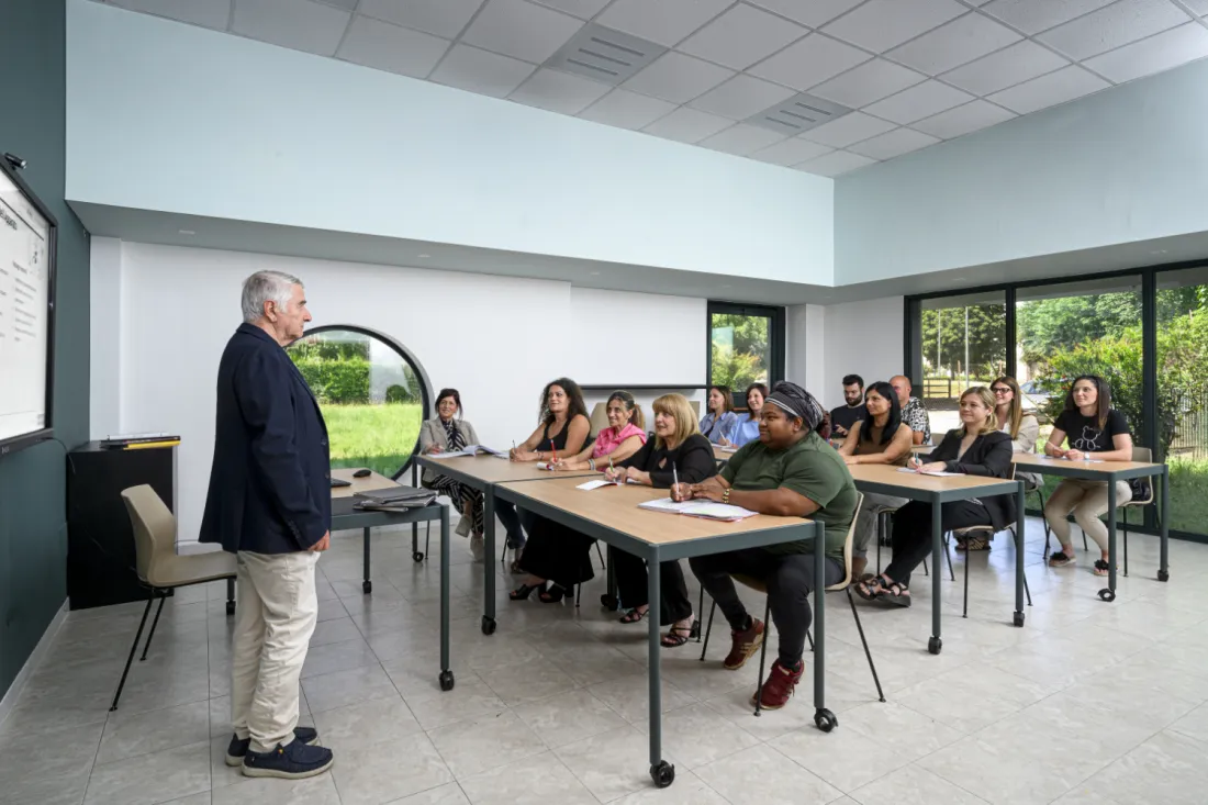 Lezione in aula nella sede Archè di Avellino: un docente spiega a un gruppo di corsisti seduti ai banchi